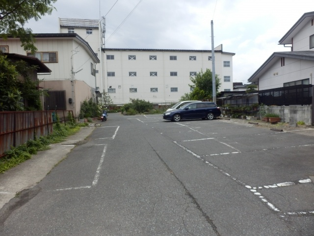 レピュートKの駐車場