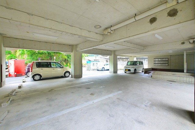 メゾンたかまどの駐車場|駐車場に車を止められます