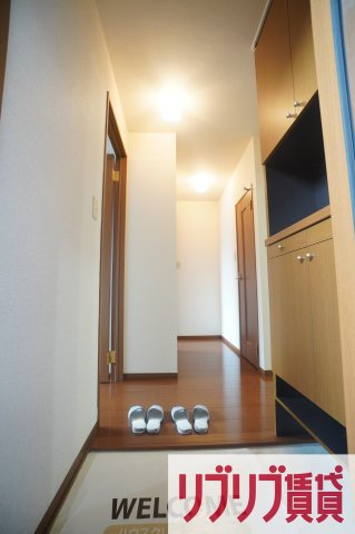 ロイヤルクレッセント西登戸の玄関