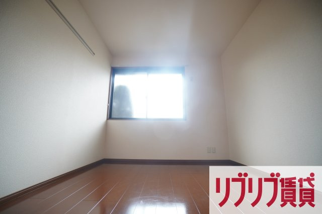 ロイヤルクレッセント西登戸の洋室