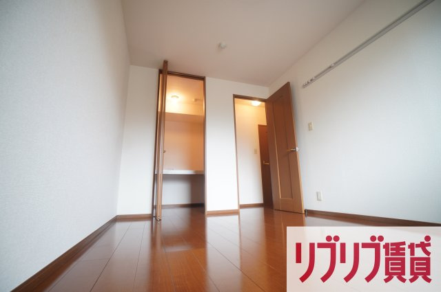ロイヤルクレッセント西登戸の洋室