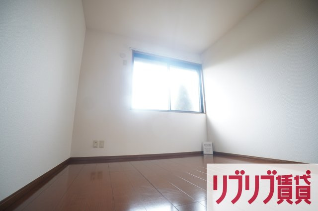 ロイヤルクレッセント西登戸の洋室
