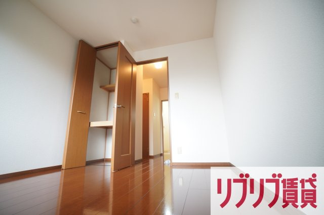 ロイヤルクレッセント西登戸の洋室