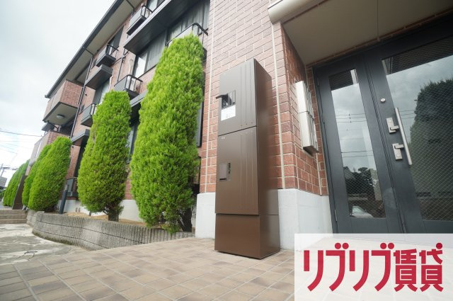 ロイヤルクレッセント西登戸の駐車場