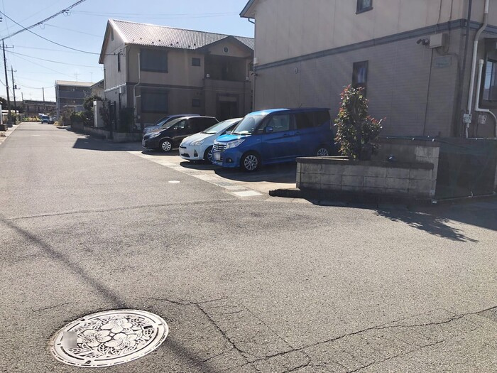 メゾンクレールＡの駐車場