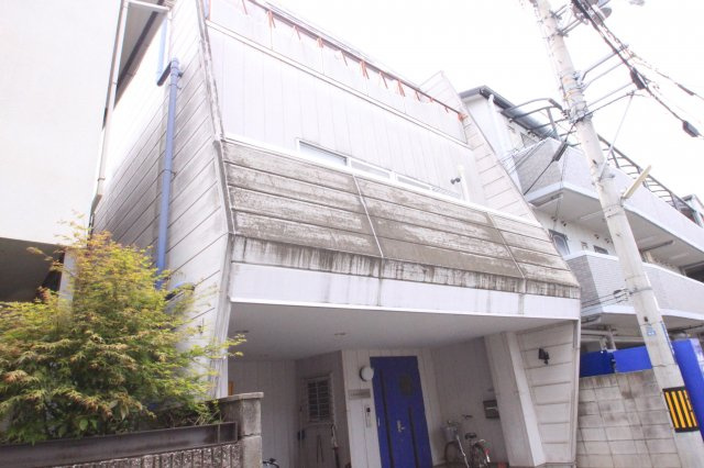 スクールフィールドの外観