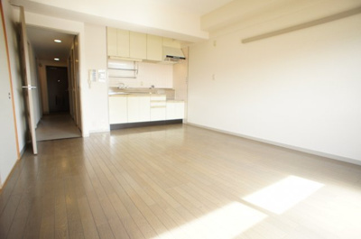 【居間・リビング】 | メルベーユ出戸 | 明るいリビングダイニングキッチン