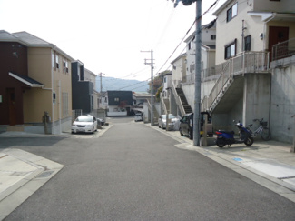 【前面道路含む現地写真】