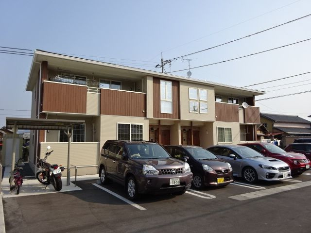 総社市西郡のアパートの外観