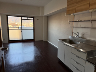 【居間・リビング】 | コルティーレ緑ヶ丘 | こちらのリビングで趣味の時間をお楽しみください