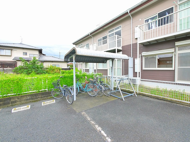 ヴィラージュ島田のその他共用部分|出入りがしやすい駐輪場です