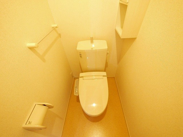 ファースト　ハイツのトイレ|落ち着いた色調のトイレです
