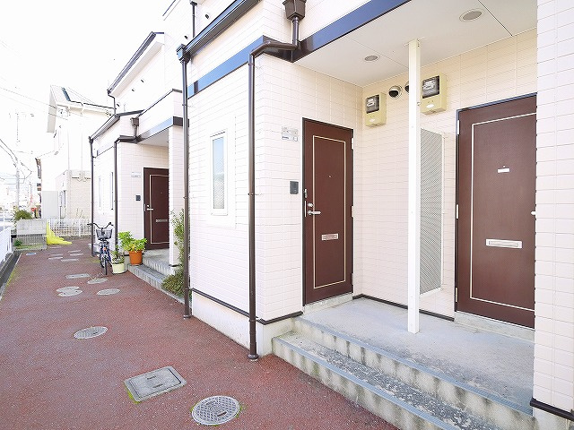 シャトレー富堂Aのエントランス|毎日通るエントランスはこのようになっています