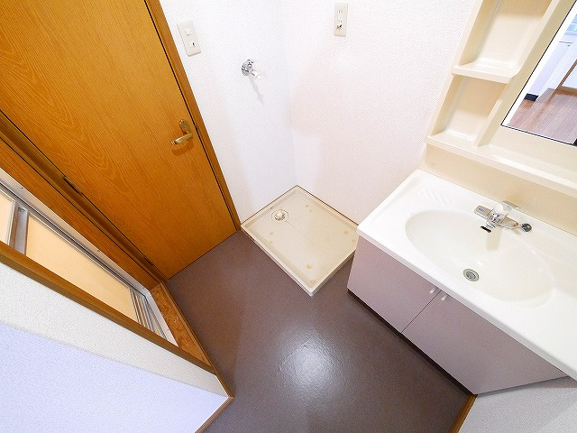 シャトレー富堂Aの洗面所|室内洗濯置場が設置しているお部屋です。