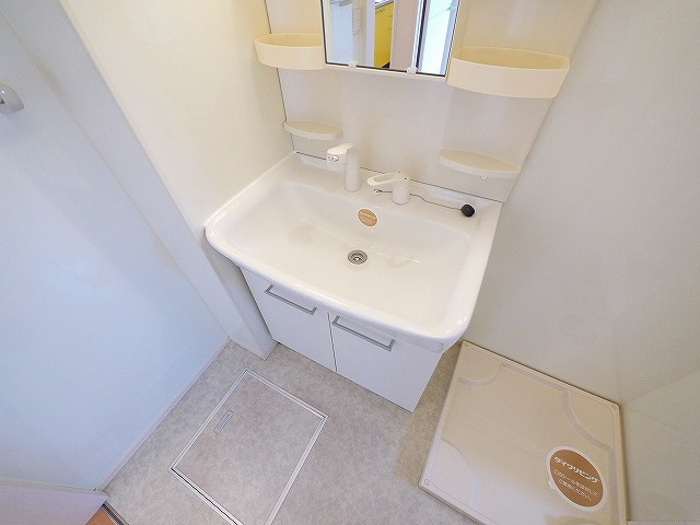 リビングタウン新大宮　Ｄ棟の洗面所|ゆったりとスペースのある洗面所