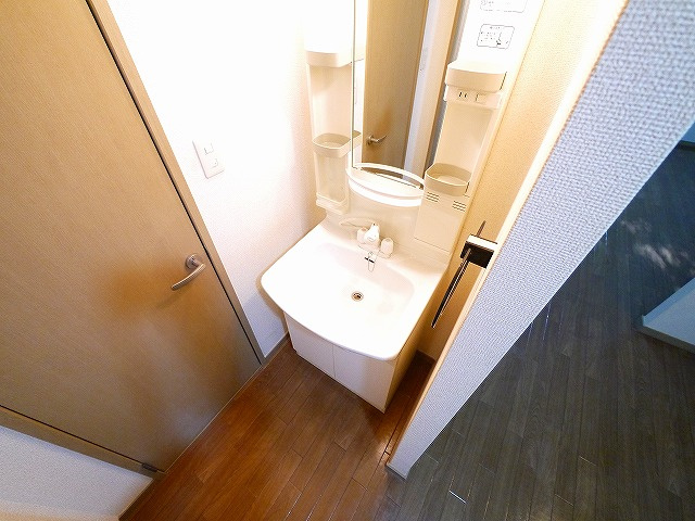 プレミールアオノの洗面所|明るい洗面所です