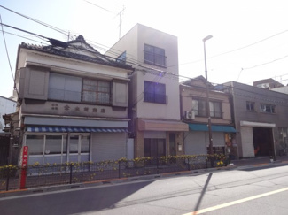 【外観】 | 木村ビル　三河島駅から徒歩８分・日暮里、鶯谷駅から徒歩１０分。コンビニなど近くで買い物便利！日暮里繊維街通り沿いの物件で夜道安心！鉄骨造の３階建てマンション。