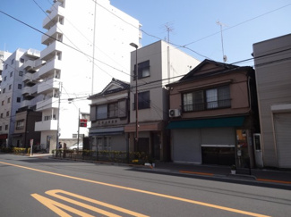 【外観】 | 木村ビル　三河島駅から徒歩８分・日暮里、鶯谷駅から徒歩１０分。コンビニなど近くで買い物便利！日暮里繊維街通り沿いの物件で夜道安心！鉄骨造の３階建てマンション。
