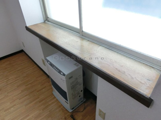 【設備】 | マンションイーグル | お部屋の中央には出窓があります。小物を置いて自分好みのインテリアも楽しめますよ。