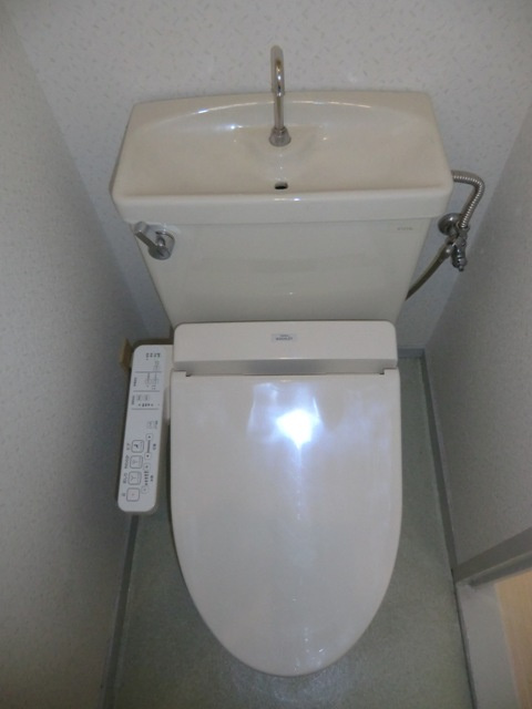 大阪市淀川区木川西１丁目の賃貸マンションのトイレ|ウォシュレット