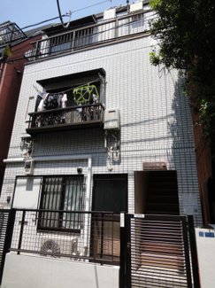 【外観】 | ジュネス根岸　閑静な住宅街で静かな環境！入谷駅から徒歩６分・鶯谷駅から徒歩８分！鉄骨造の３階建て外観タイル張りマンション。１フロア２世帯！全室角部屋の２面採光！