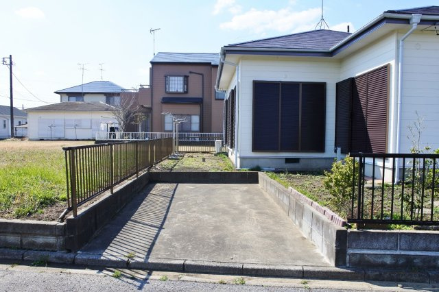 有薗邸の駐車場