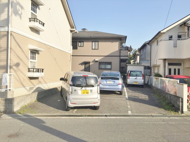 ル・シェール柏木の駐車場