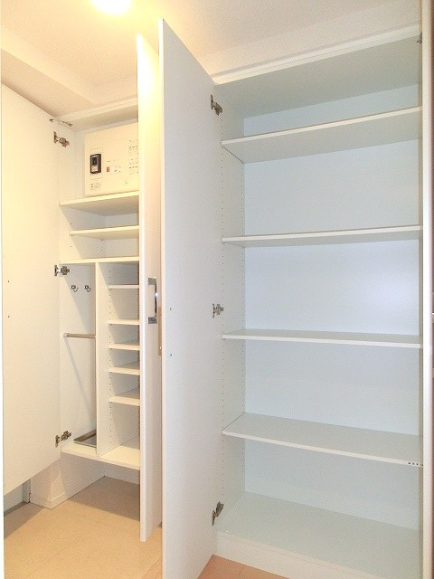 ParkAxis台東根岸の玄関|玄関収納です