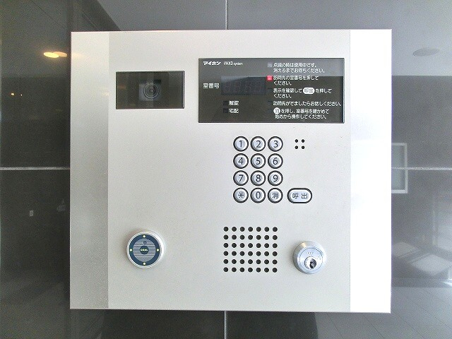 ParkAxis台東根岸のエントランス|タッチキーのモニター付オートロックセキュリティです