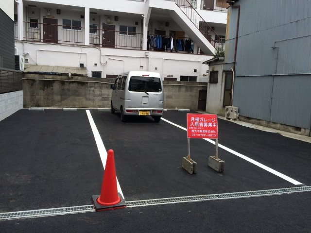 スタジアム西繁ガレージの外観
