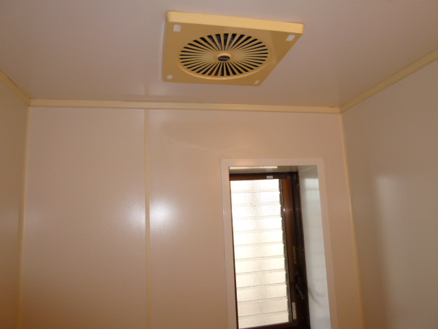 ビバリーヒルズ大上の浴室|浴室窓