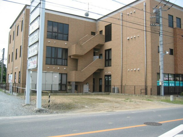 鴻巣市愛の町の売地の前面道路含む現地写真