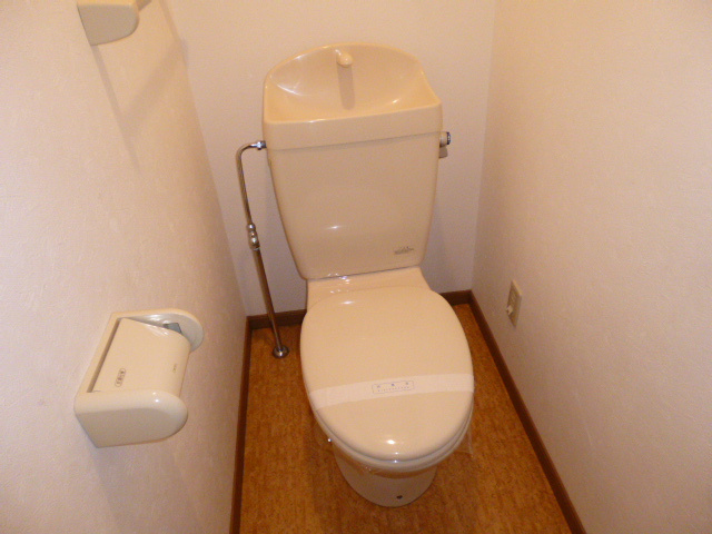 クオーター・レジデンスＡのトイレ|シャワー付きトイレに変更