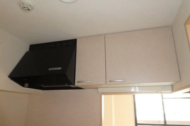 サンパレス幸町のキッチン|キッチン上収納