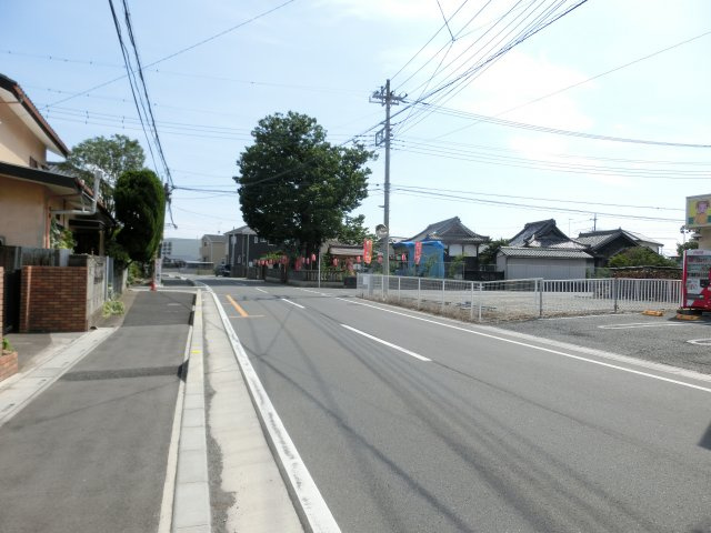 鴻巣市愛の町の売地の前面道路含む現地写真|接道する市道の写真です。右側に対象地があります。