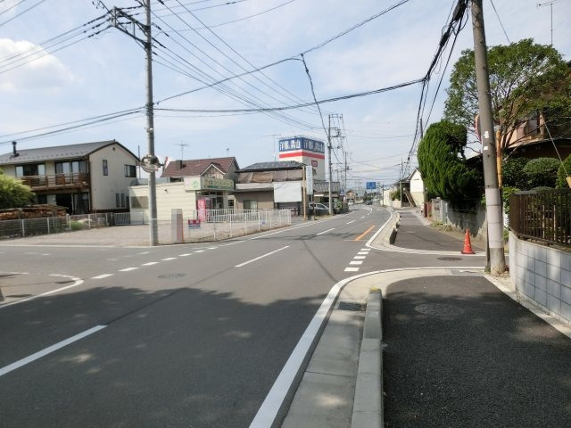 鴻巣市愛の町の売地の前面道路含む現地写真|接道する市道の写真です。左側に対象地があります。