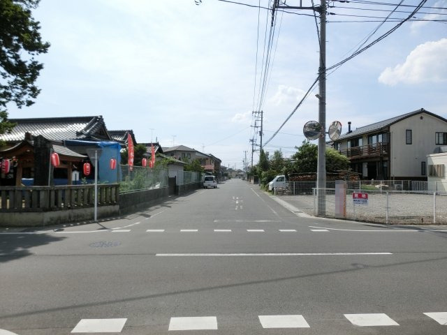 鴻巣市愛の町の売地の前面道路含む現地写真|接道する市道の写真です。右側に対象地があります。左側は神社です。