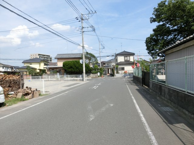 鴻巣市愛の町の売地の前面道路含む現地写真|接道する市道の写真です。左側に対象地があります。
