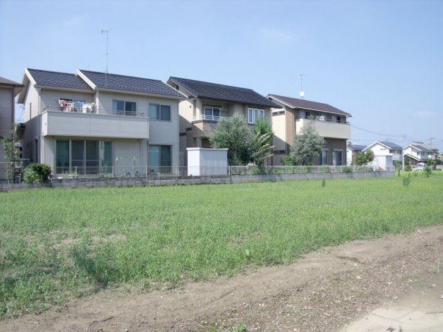 鴻巣市愛の町の売地の前面道路含む現地写真