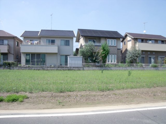 鴻巣市愛の町の売地の前面道路含む現地写真