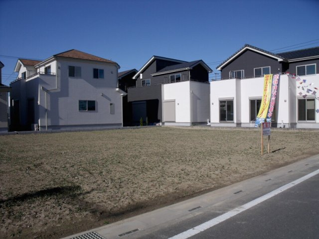 鴻巣市愛の町の売地の前面道路含む現地写真