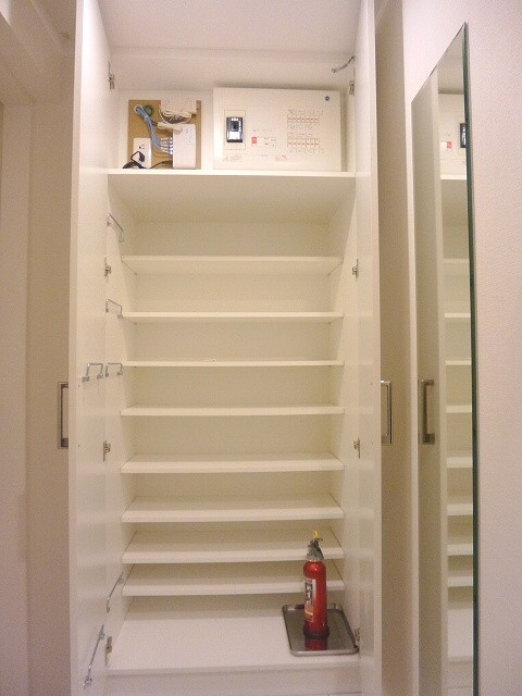 ParkAxis新御徒町Eastの玄関|収納豊富なトールタイプのシューズＢＯＸ