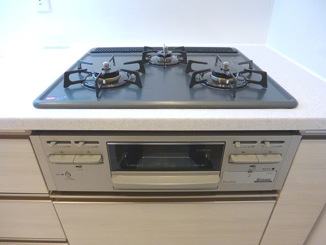 ParkAxis新御徒町Eastの設備|瀟洒でお手入れ楽なガラストップガス3口コンロ、グリル付きです