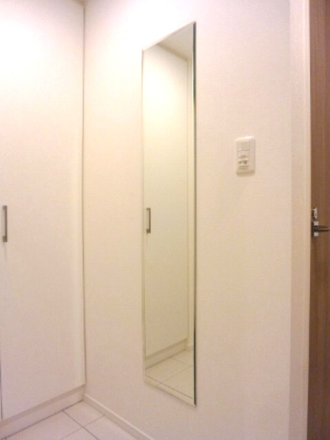 ParkAxis新御徒町Eastの設備|玄関に姿見鏡付きです