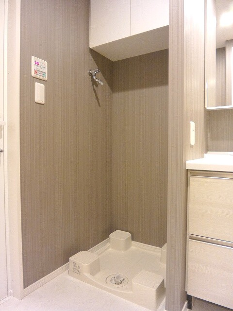 ParkAxis新御徒町Eastの設備|排水溝掃除しやすい足高の防水パンです、洗面室に洗濯機置場便利です