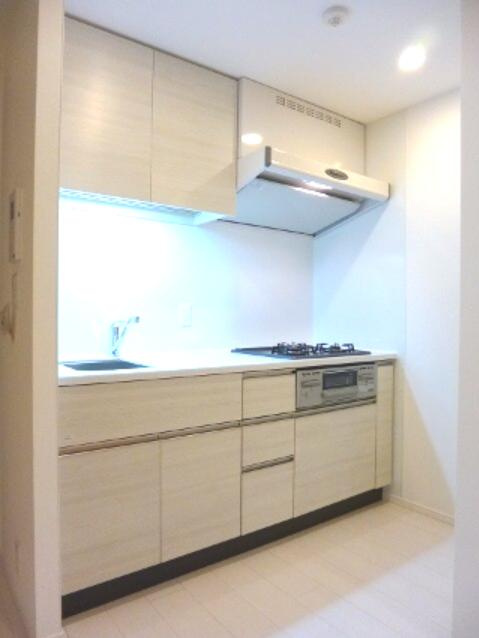 ParkAxis新御徒町Eastのキッチン|ガス３口グリル付システムキッチン、広々シンクに豊富な収納棚です