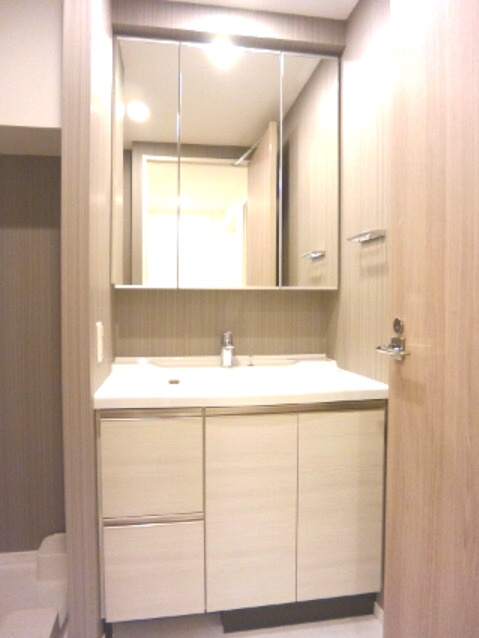 ParkAxis新御徒町Eastの洗面所|三面鏡付独立洗面室です