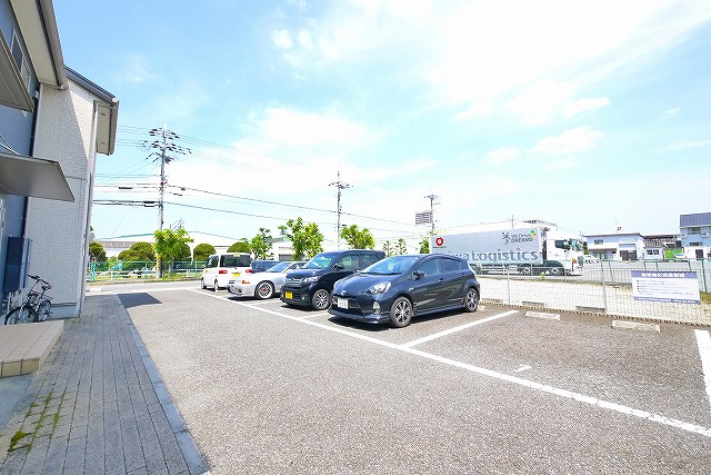 クレストハウスの駐車場|駐車場があるので、車を買う予定の方も安心です