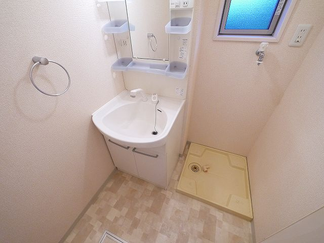 クレストハウスの洗面所|ゆったりした洋室です