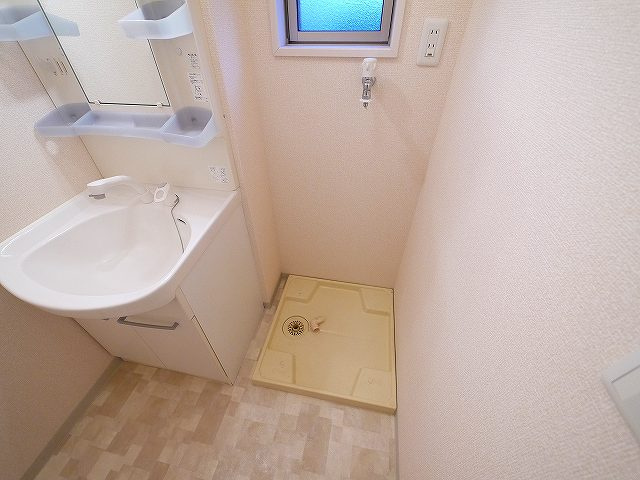 クレストハウスの設備|嬉しい室内洗濯機置き場がございます。